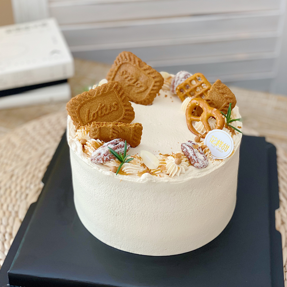 蛋糕  焦糖海盐奶油蛋糕   （为造型稳定，外层奶油需用到食品级塑料围边包裹）