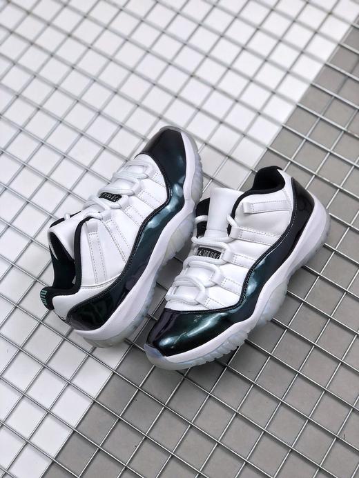 AJ11 low 变色龙Jordan 11首次使用了灵感来源于割草机外壳的漆皮作为鞋面材料，创新的尼龙网面及鞋舌的样式的灵感来源于丹佛国际机场的外观，鞋身采取了网状纤维材料，使得整双鞋重量极大减轻 商品图0