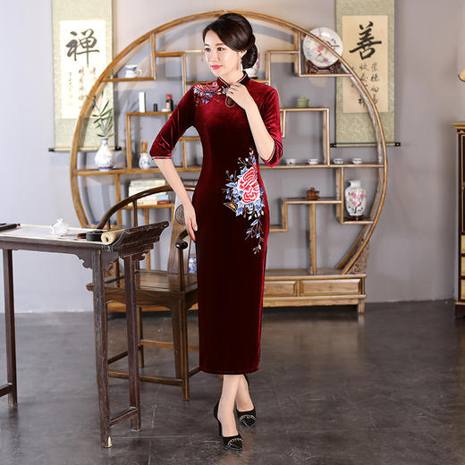 WXG-SR-220大码短款丝绒绣花礼仪中袖旗袍连衣裙 商品图0