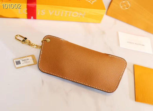 很实用的lv老花眼镜盒 凹造型逼格高,不要太夏天了~挂在包包上也特别