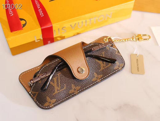 很实用的lv老花眼镜盒 凹造型逼格高,不要太夏天了~挂在包包上也特别