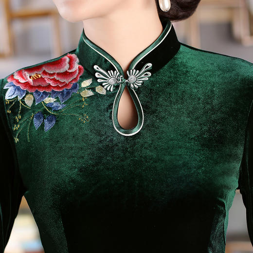 WXG-SR-220大码短款丝绒绣花礼仪中袖旗袍连衣裙 商品图5