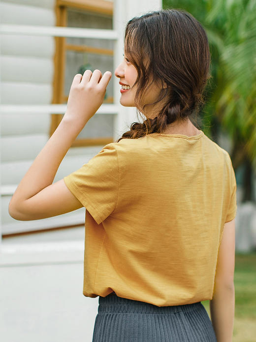 茵曼姜黄色t恤女夏装新款v领文艺复古绣花休闲度假风显瘦短袖上衣