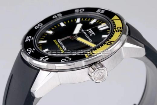 万国iwc海洋时计 IW356802 44MM “小50寻“超强夜光腕表1: 所有的指针形状，以及指针夜光颜色，几乎是做到了一致2: 表盘为黑色磨砂工艺，表盘字体印刷以及立体感一致。3: 日历字体完 商品图3