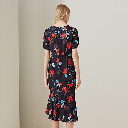 METTE2020夏季新品女士中长款V领连衣裙时尚植物印花抽褶不对称裙 商品图2