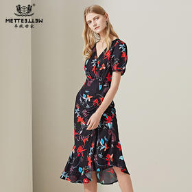 METTE2020夏季新品女士中长款V领连衣裙时尚植物印花抽褶不对称裙