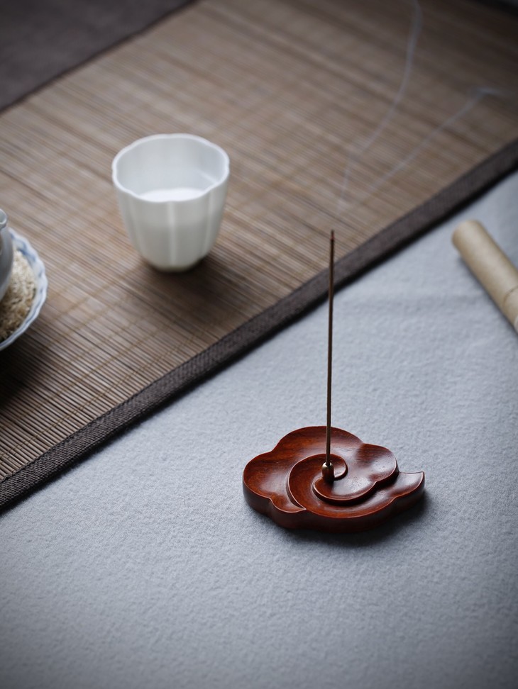 618小叶紫檀祥云线香底座b58