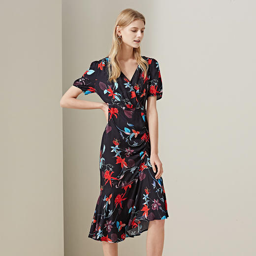 METTE2020夏季新品女士中长款V领连衣裙时尚植物印花抽褶不对称裙 商品图1