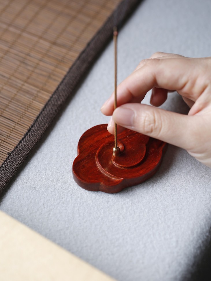 618小叶紫檀祥云线香底座b58