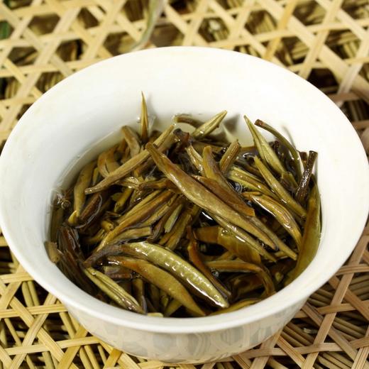 188     景谷白毫银针●银芽贡沱●送绸布茶刀●纯手工炒制，芽毫完整，满身披毫，毫香清鲜，汤色清澈 商品图4