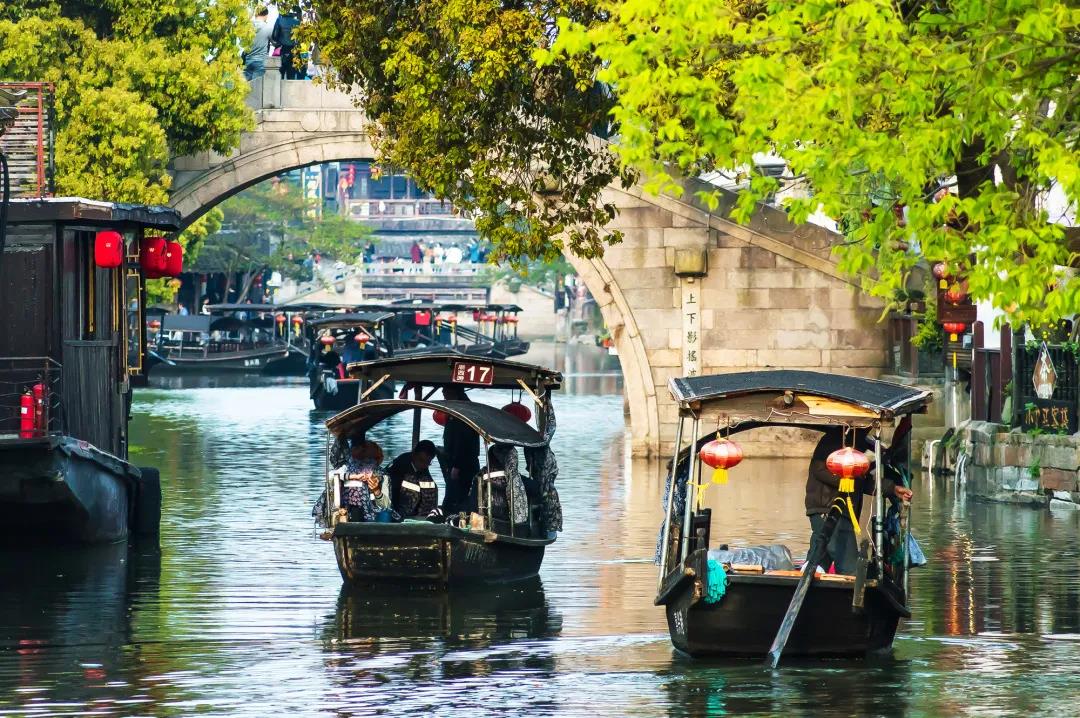 ★周末不加价★ ¥699起/2间夜入住【乌镇优格花园酒店】享优越房、自助早餐、下午茶、特色家庭餐~步行10分钟直达西栅，下沉式庭院设计，把江南风情演绎得淋漓尽致，有效期至2025年12月31日