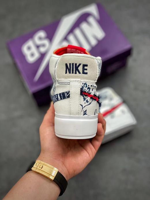 Nike sb Blazer Edge 独特拆线设计 整双鞋采用今年热门的解构设计思路，帆布与麂皮材质的拼接呈现在 Blazer 鞋身上。独特的双鞋舌设计表现相当抢眼最大亮点当属侧身的拆线 商品图1