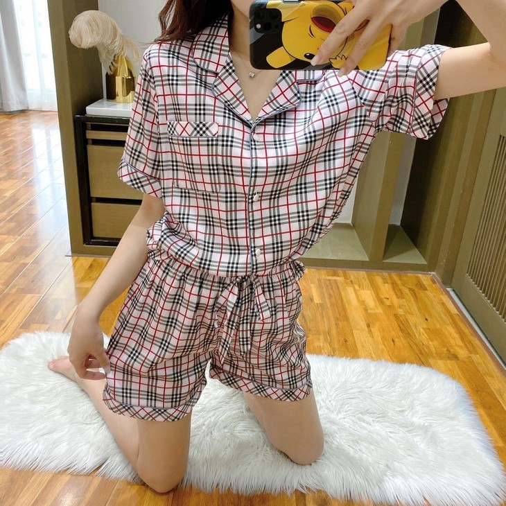 点此购买巴宝莉女款短袖短裤家居睡衣套装艾148067