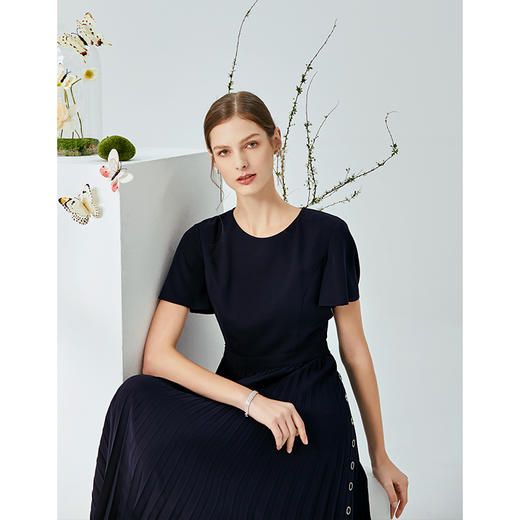 EITIE爱特爱夏季新款时尚飞飞袖通勤百搭简约文艺百褶连衣裙B2007494 商品图2