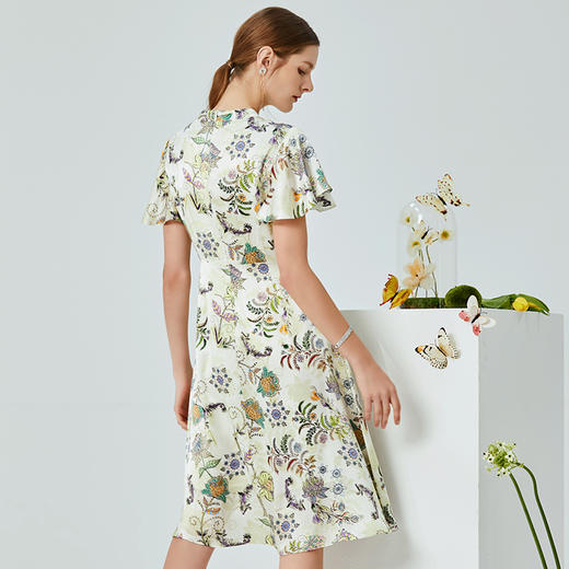 EITIE爱特爱夏季新款时尚清新飞飞袖V领收腰A摆印花连衣裙女B2007414 商品图3