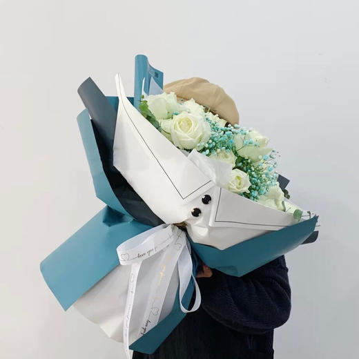 经典衣领花束满天星玫瑰绿掌