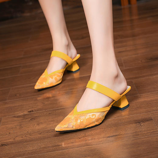 SFJ-D58-5度假风新款包头凉鞋尖头粗跟绣花旗袍鞋中跟半拖鞋 商品图1