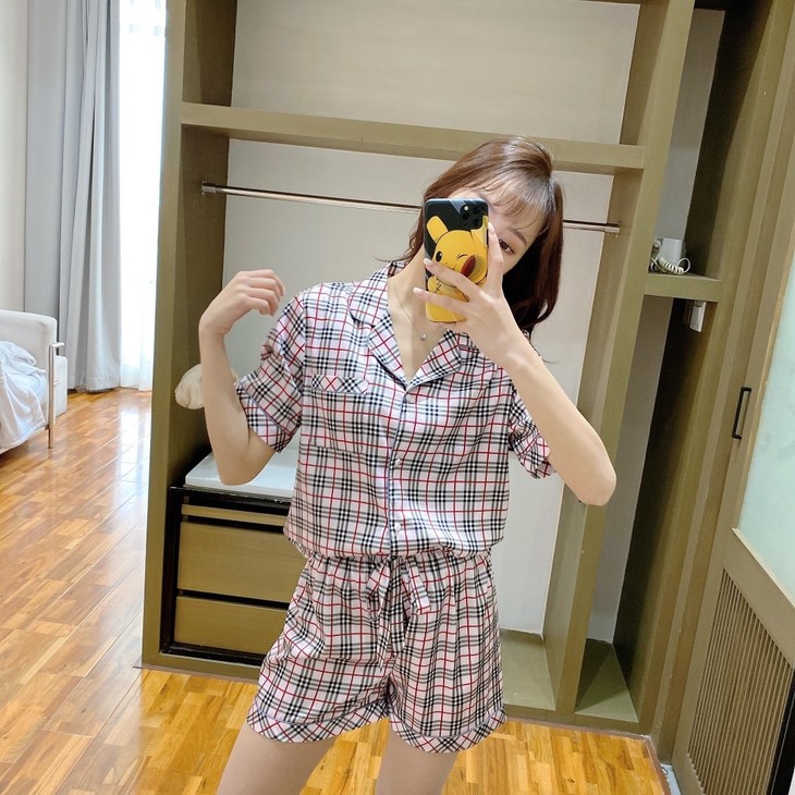 点此购买巴宝莉女款短袖短裤家居睡衣套装艾148067