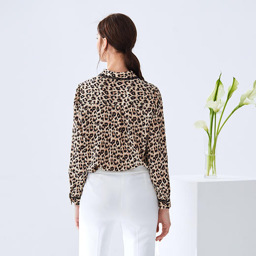 EITIE爱特爱秋季新款时尚复古通勤百搭显瘦豹纹印花衬衫女6109801 商品图3