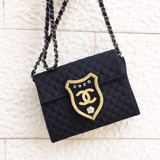 chanel香奈儿黑色布面双clogo山茶花刺绣邮差包