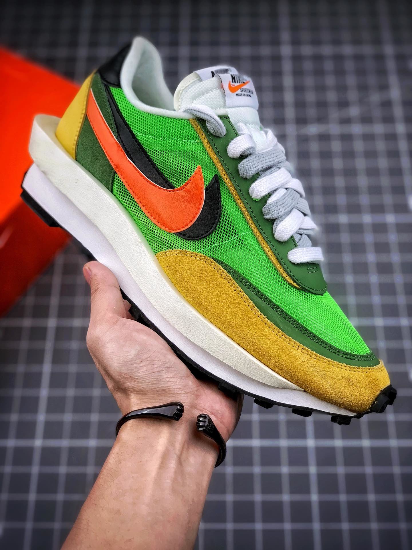 日式解构美学SACAI联名 × NIKE LDV Waffle重叠设计前卫华夫变形休闲慢跑鞋 官方货号：BV0073-301 绿黄粉 sacai在SS19的发布会上展示了自己与Nike全新联名