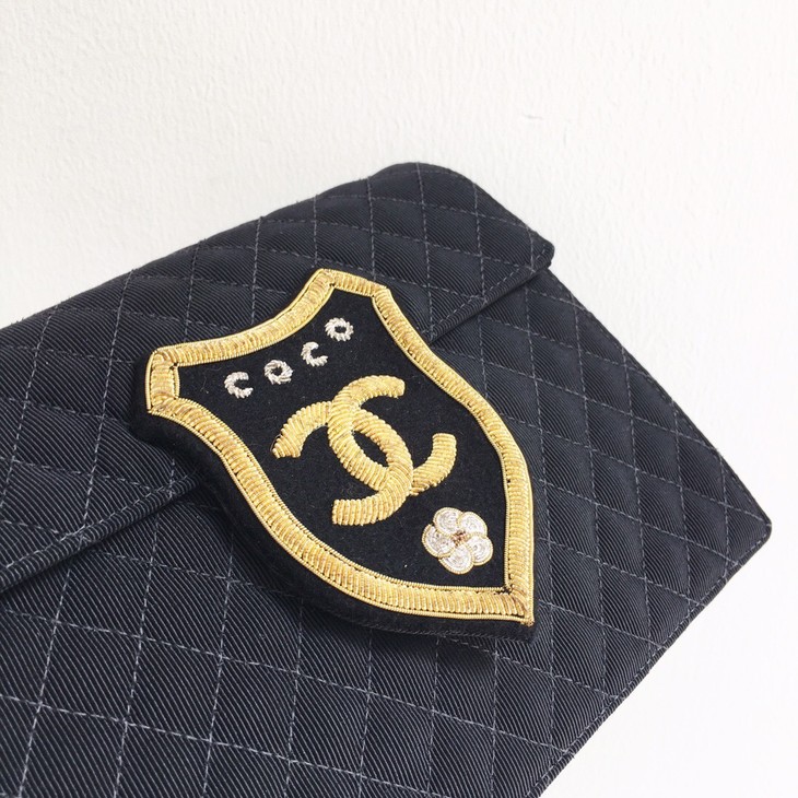 chanel香奈儿黑色布面双clogo山茶花刺绣邮差包