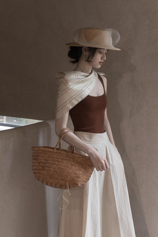 TOTEME URDA 白色/黑色/深棕色U型领背心 商品图1