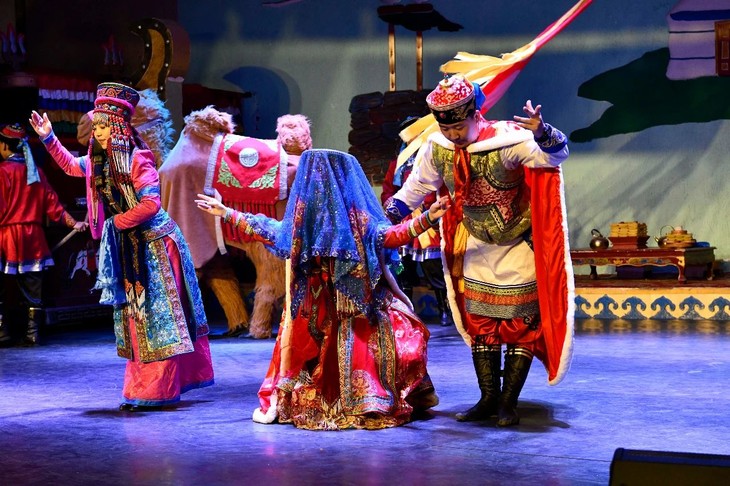 走进民族文化体验区现代化赛马场映入眼品草原美食宫廷盛宴《诈马宴》