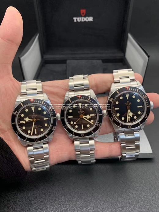 ZF 神器帝陀小黑花ZF出品 2017年巴塞尔新款帝陀小兰花，在老款的基础上官方做出了细节调整1.调整玻璃的款式将原先的平行设计修改成锅盖形，更加强烈的展现该系列复古怀旧的情怀2.重新设计钢带，17款 商品图2