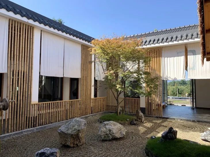 299元限时抢明月村竹里拾家民宿,水池荷塘,近观百亩竹林,看斜阳晚霞