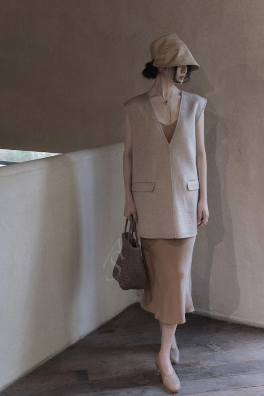 TOTEME ALCOBA 深灰色/浅卡其V领羊绒背心 商品图1