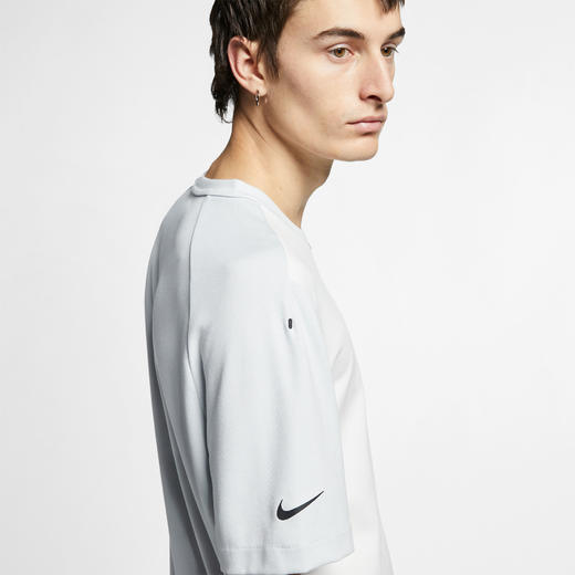 Nike 耐克Sportswear Tech Pack 男款短袖上衣 商品图3