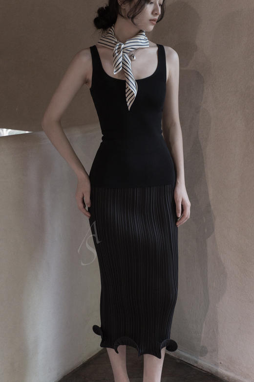 TOTEME URDA 白色/黑色/深棕色U型领背心 商品图10