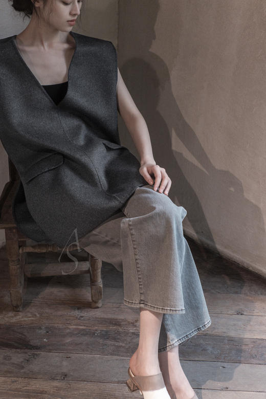 TOTEME ALCOBA 深灰色/浅卡其V领羊绒背心 商品图4