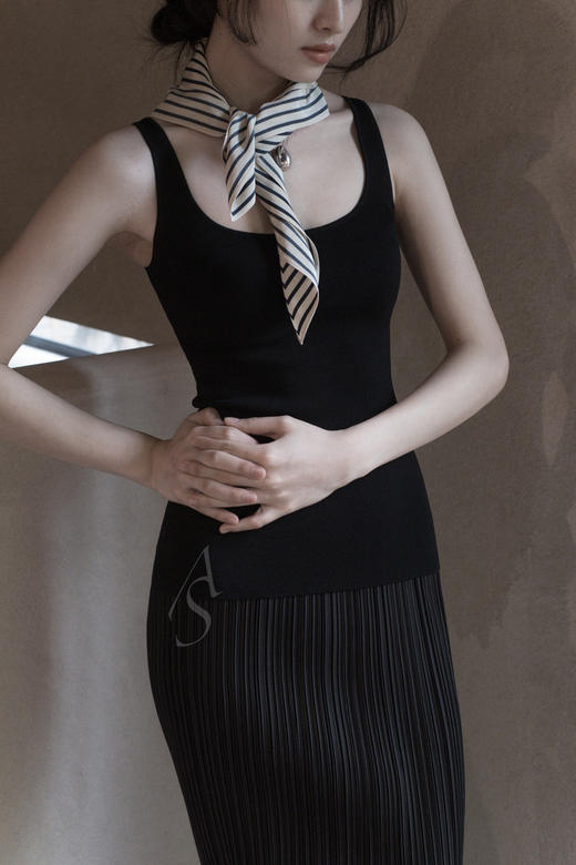 TOTEME 驼色/黑色URDA U型领羊毛背心 商品图4