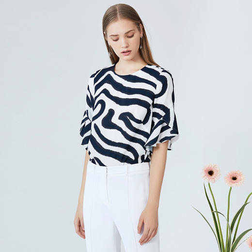 EITIE爱特爱修身显瘦百搭印花舒适荷叶边袖口小上衣B2013430 商品图8