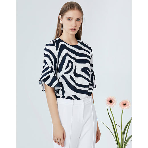 EITIE爱特爱修身显瘦百搭印花舒适荷叶边袖口小上衣B2013430 商品图7