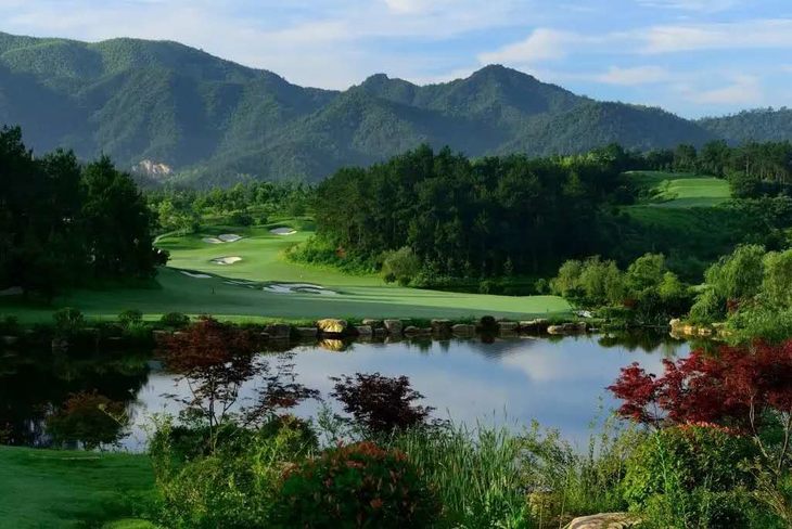 球场位于浙江安吉凤凰山南麓,地处长三角经济圈的几何中心,距杭州仅30