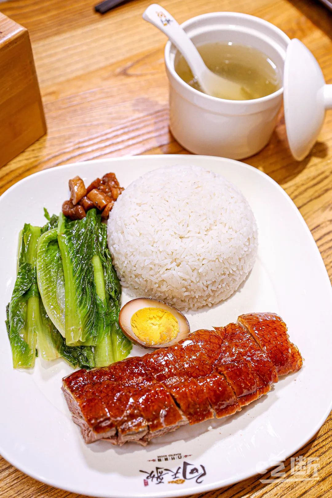【吃断】向天歌(君怡店)金牌烧鹅饭 时蔬 例汤超值套餐16.8元抢购