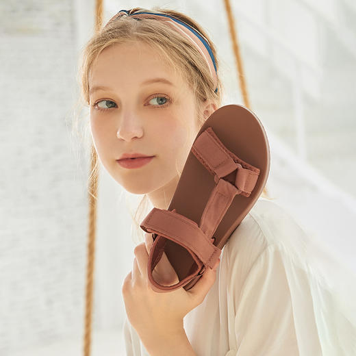 【积分换购】Safiya索菲娅简约轻便魔术贴女平底时尚沙滩凉鞋SF02115077 商品图1