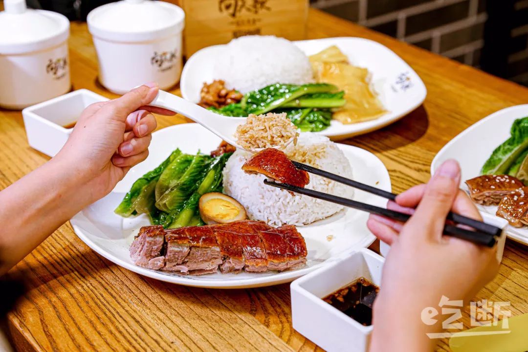 鹅肉的肥瘦比例刚刚好,一口下去,油香四溢,鲜嫩多汁,确是名不虚传,别