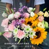 【追光者】向日葵3 粉色康乃馨5 绿色康乃馨3 粉紫色小雏菊1 白色绿心小雏菊1 香槟洋桔梗4朵 白色洋桔梗5朵 粉边洋桔梗3朵 随机赠送紫色满天星1支（欧丹丹设计） 商品缩略图0