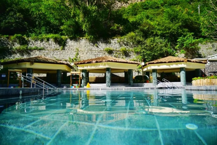 299元丨2大1小抢古尔沟温泉山庄温泉酒店住宿套票自助早餐无限次温泉