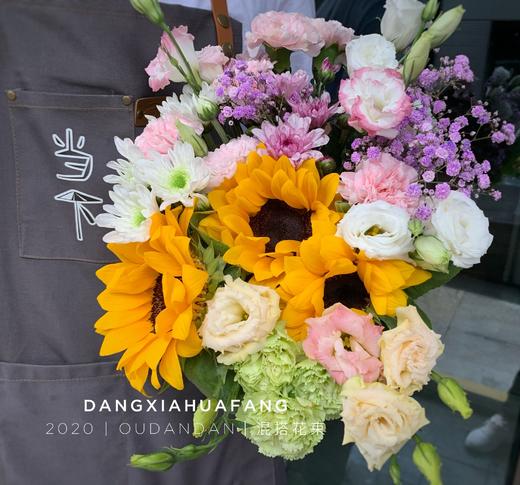 【追光者】向日葵3 粉色康乃馨5 绿色康乃馨3 粉紫色小雏菊1 白色绿心小雏菊1 香槟洋桔梗4朵 白色洋桔梗5朵 粉边洋桔梗3朵 随机赠送紫色满天星1支（欧丹丹设计） 商品图2