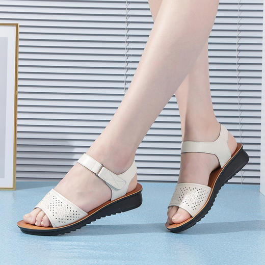 信诺真皮妈妈凉鞋女2020新款夏季中老年平底防滑婆婆中年妇女软底20l