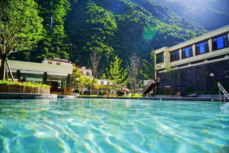 299元丨2大1小抢古尔沟温泉山庄温泉酒店住宿套票自助早餐无限次温泉