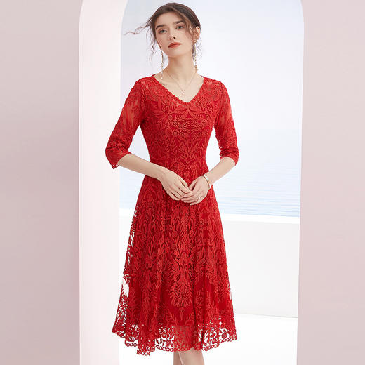 （VIP福利 性价比超高！售完下架！ 不退不换）红色重工金丝金线刺绣V领透视收腰显瘦连衣裙 商品图2
