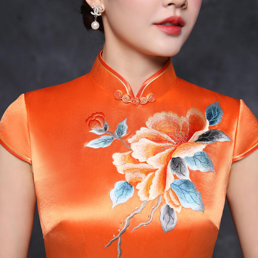 JQY-XZ20-10橙色大朵绣花醋酸缎中长款宴会走秀高档旗袍 商品图3