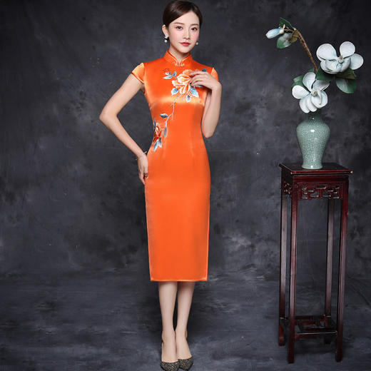 JQY-XZ20-10橙色大朵绣花醋酸缎中长款宴会走秀高档旗袍 商品图1