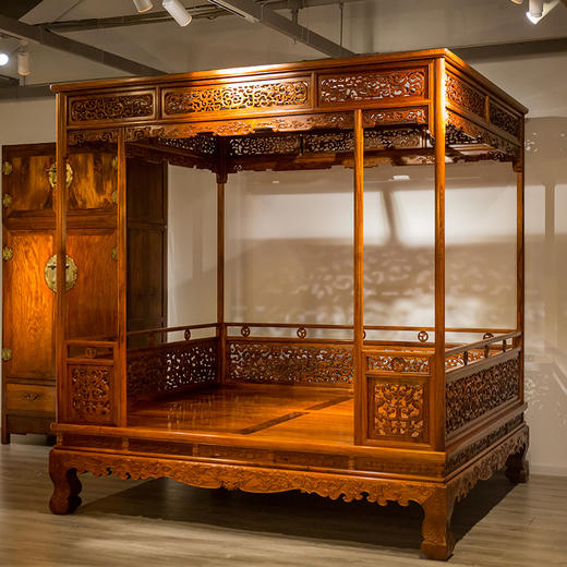黄花梨螭龙纹六柱架子床